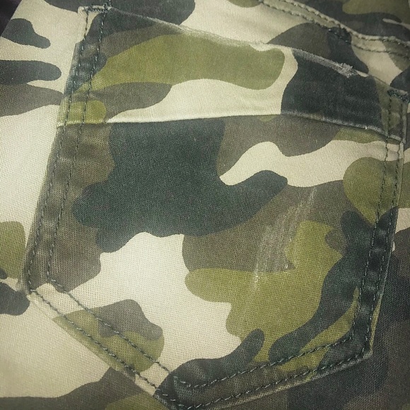 Ripped Camo Size 9 Ankle Pants - Picture 14 of 14